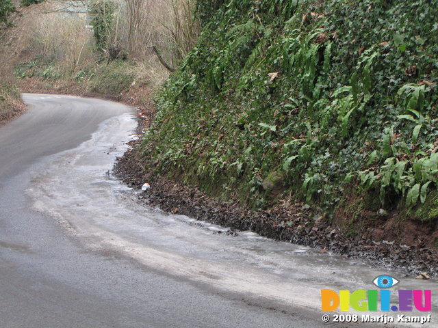 SX01050 Icey verge of road